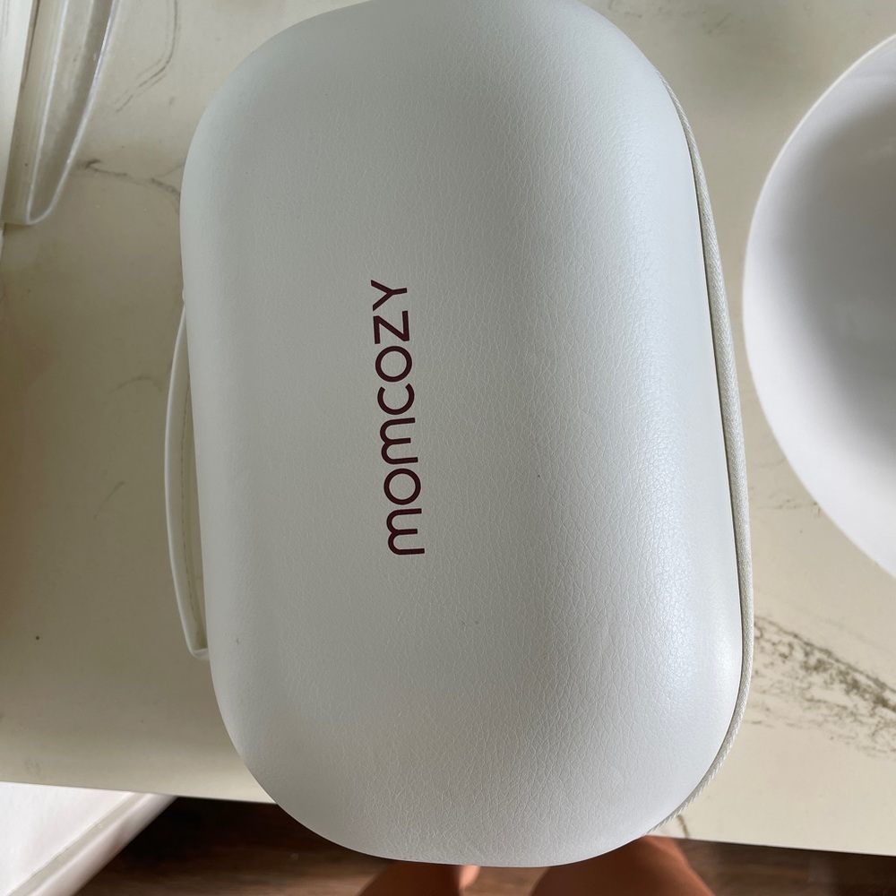 Momcozy White breast pump with case